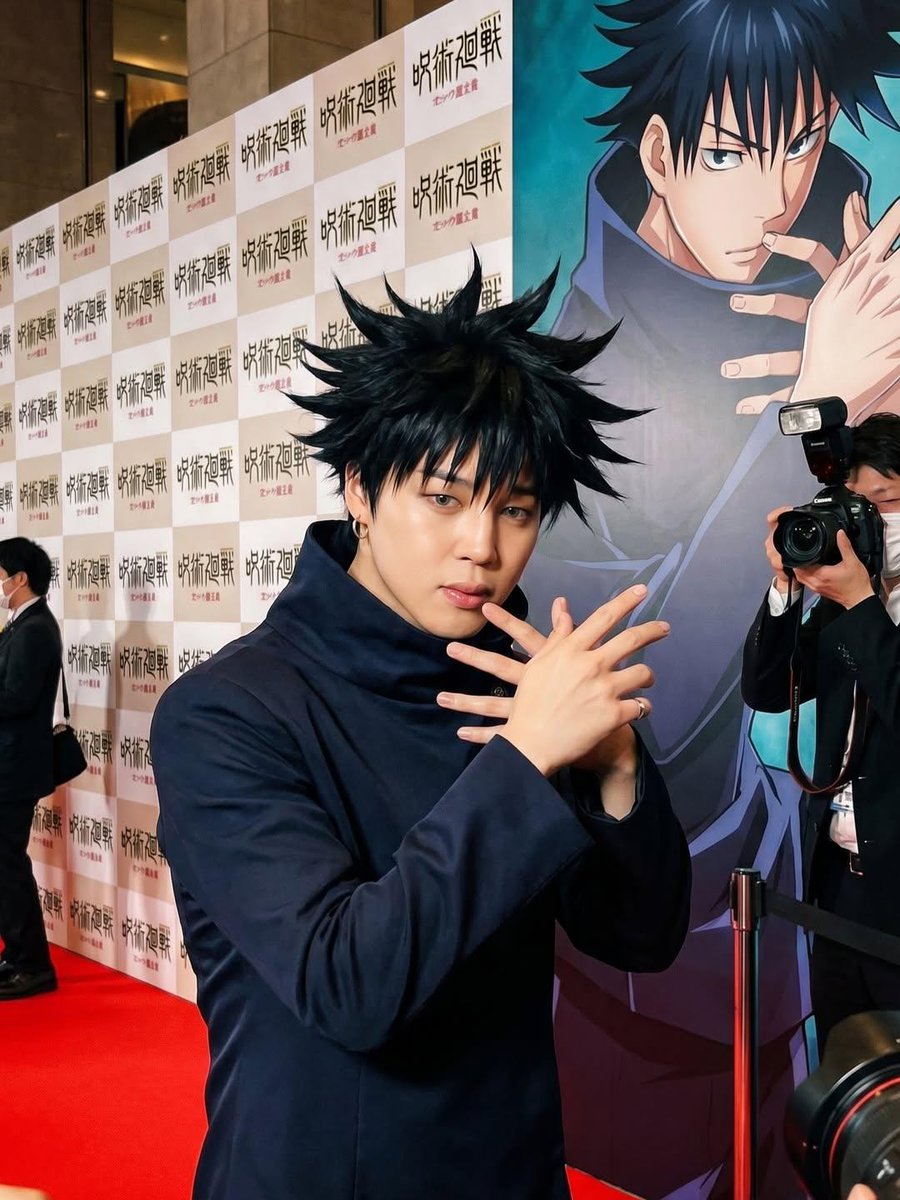 超写实真人版动漫改编首映礼活动，年轻明星完美Cosplay《咒术回战》角色，置身华丽红毯之上，奢华媒体活动，专业摄影师手持闪光灯疯狂拍摄，背景是与Cosplay角色相匹配的动漫角…
