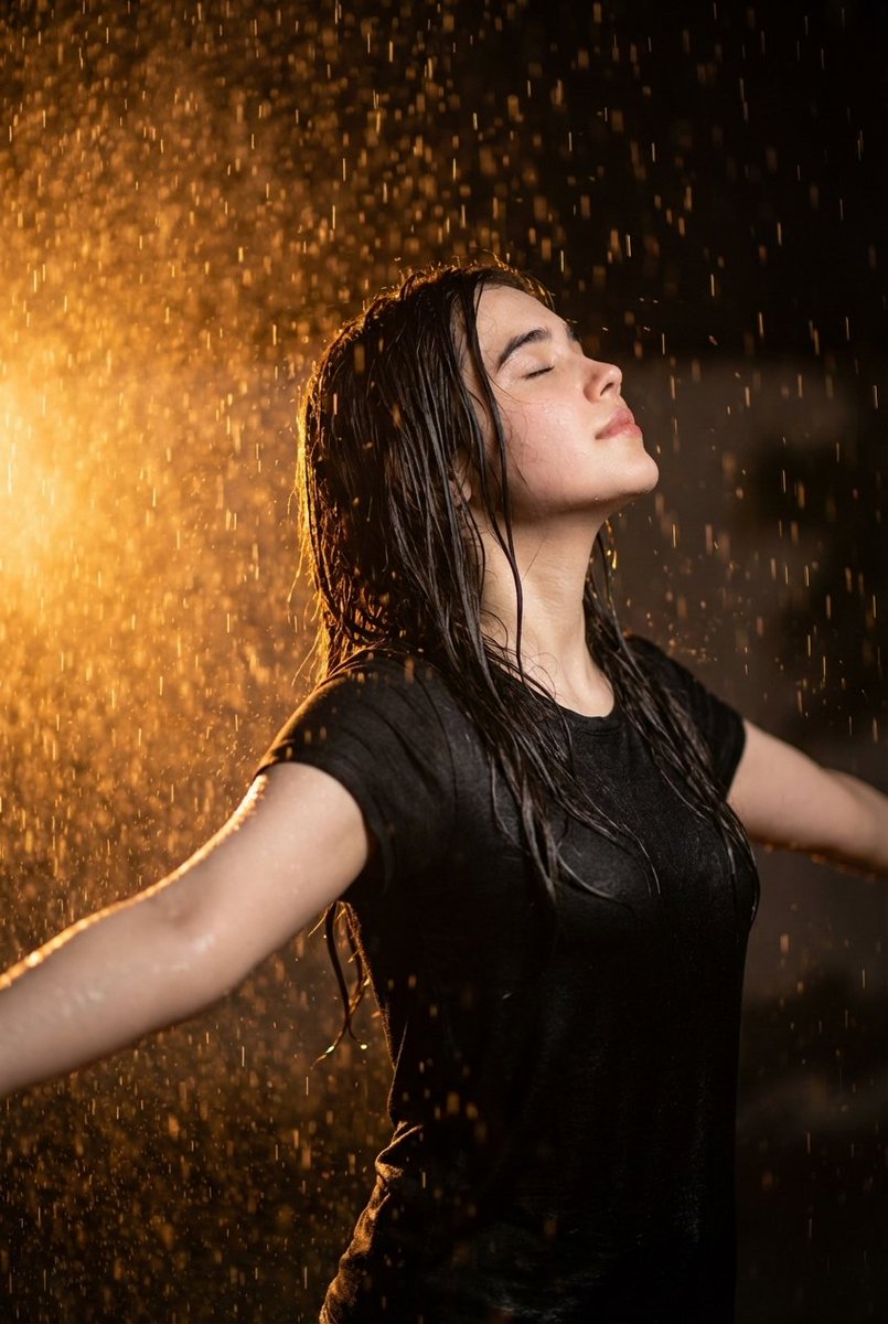 https://t.co/P8TcdFGZIH 电影级写实特写镜头:一位三十出头年轻女性,夜晚暴雨中双臂向两侧伸展、头部向后仰、双目紧闭,拥抱雨水。左侧温暖的黄金橙色逆光捕捉每一…