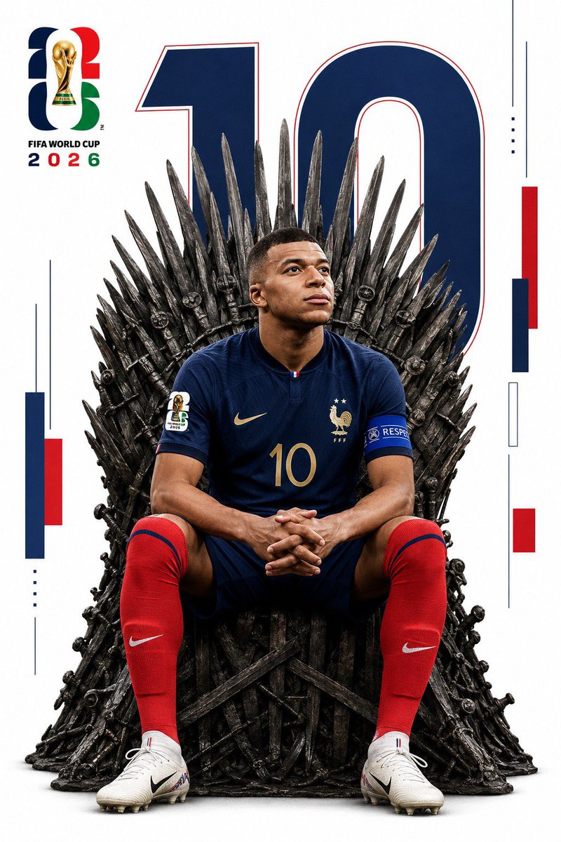 一张专业的、高分辨率的 FIFA 2026 国际足联世界杯数字体育海报。[PLAYER NAME] 端坐于传奇的《权力的游戏》铁王座之上——一座由扭曲交错的利剑构成、高耸阴森、金…