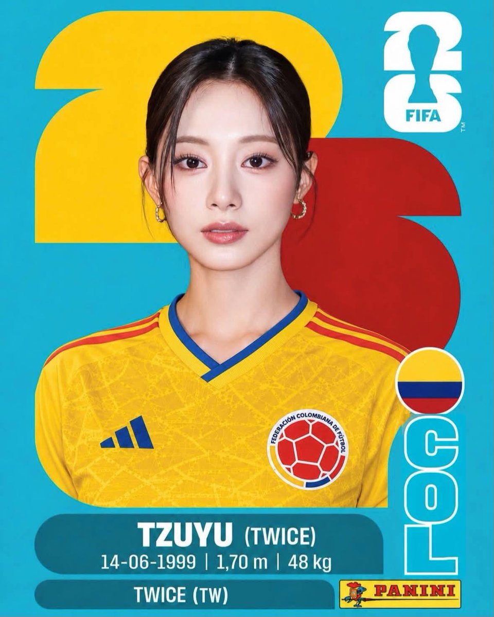 制作一张高端的 Panini（帕尼尼）2026 年 FIFA 世界杯收藏贴纸卡，主题为一位 K-pop 偶像化身职业足球运动员。竖版 2:3 比例。明亮的青色…