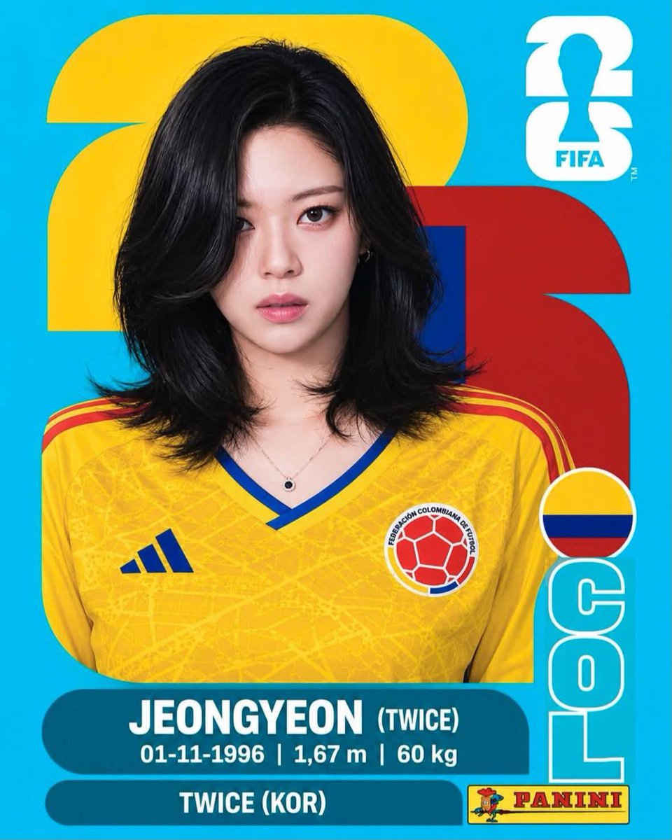 制作一张高端的 Panini（帕尼尼）2026 年 FIFA 世界杯收藏贴纸卡，主题为一位 K-pop 偶像化身职业足球运动员。竖版 2:3 比例。明亮的青色背景，主体身后有巨大…
