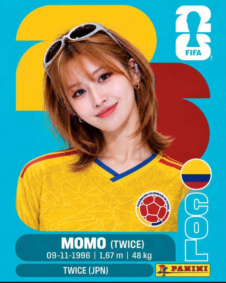 制作一张高端的 Panini（帕尼尼）2026 年 FIFA 世界杯收藏贴纸卡，主题为一位 K-pop 偶像化身职业足球运动员。竖版 2:3 比例。明亮的青色背景，主体身后有巨大…