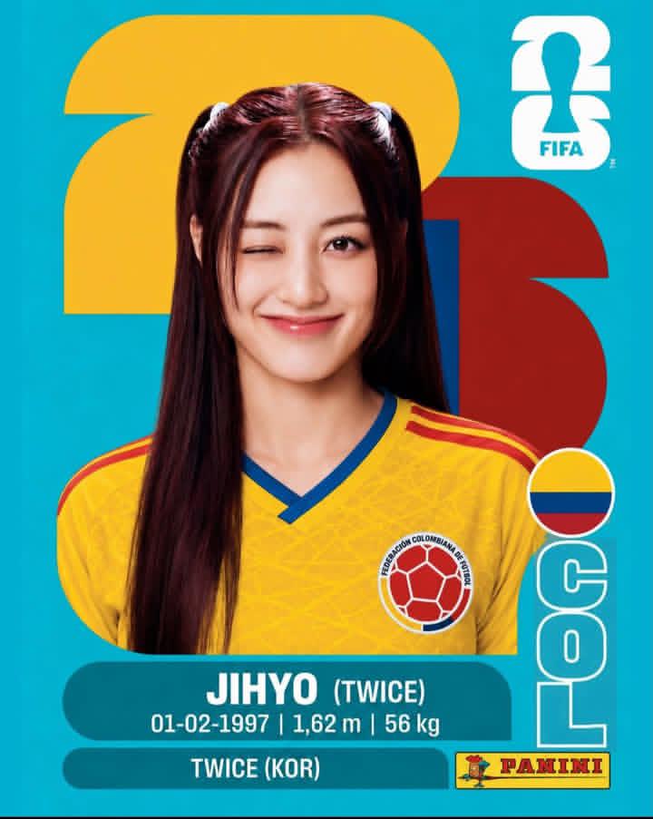 制作一张顶级 Panini 2026 国际足联世界杯收藏贴纸卡，以一位 K-pop 偶像作为职业足球运动员为主题。竖向 2:3 比例。亮青色背景，背景上有巨大的、相互重叠的黄色与…