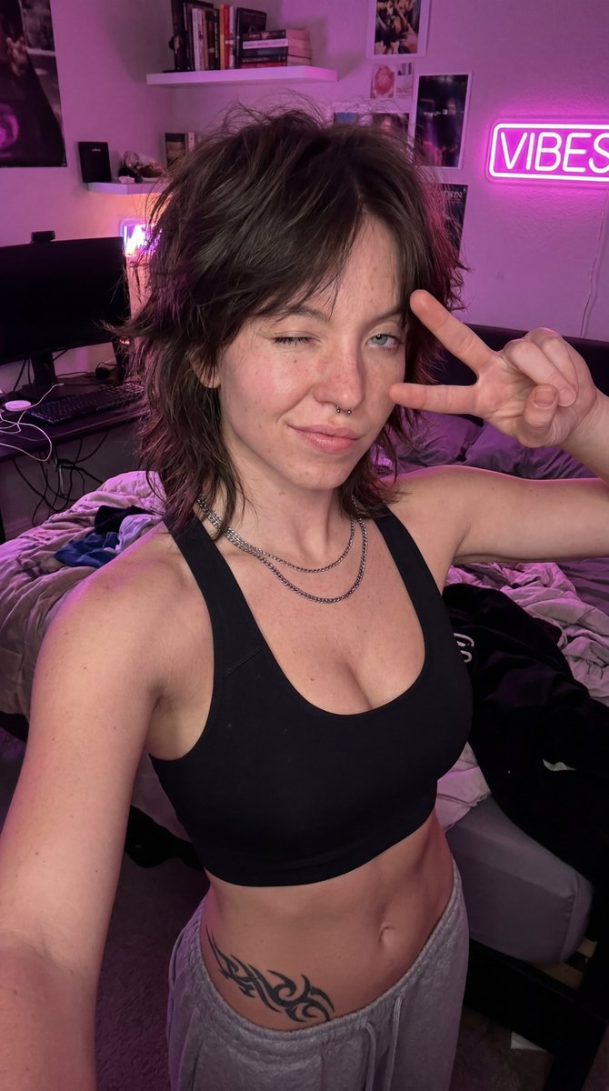{ "subject": { "appearance": "Anya Taylor joy 有着凌乱、粗犷的深棕色狼尾短发。", "body_shape": "曲线身材，胸部丰满…