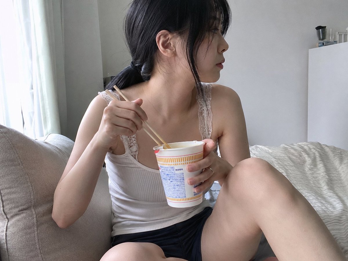 早餐提示词 方向： 整体氛围：像是真实社交平台上会有的，休息日在房间里吃杯面的生活快照 拍摄原因：朋友随手帮拍摄的照片，用来发给朋友说“这就是我的午饭” 风格：日常快照、手机拍摄…