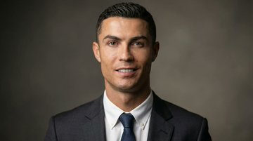 电影感、超写实的公司形象照，参考图片中的同一人。保留完全相同的面部特征、肤色和身份。风格：经典的专业公司肖像。主体穿着剪裁合身的深色西装、挺括的白衬衫和低调的领带。照明为柔和、定…