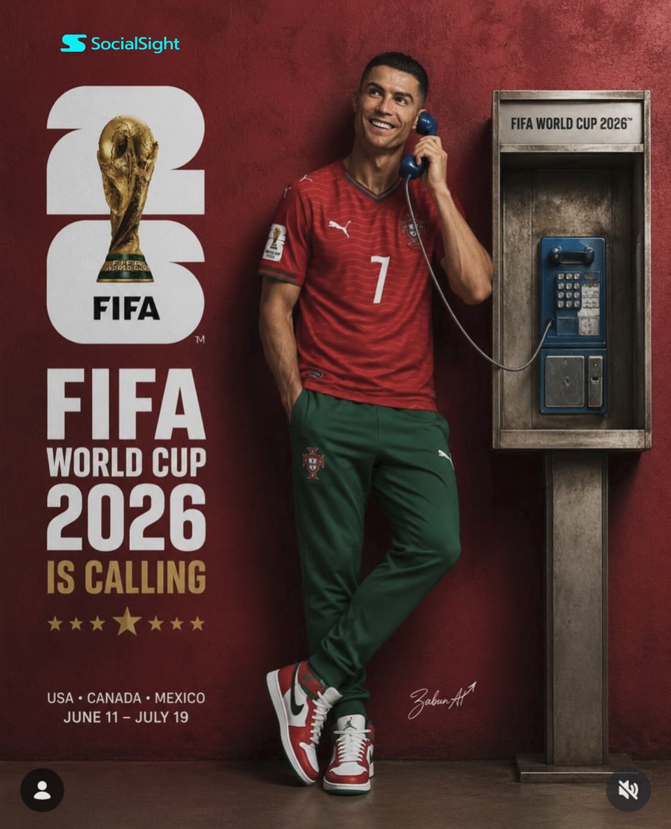 超写实的2026年FIFA世界杯宣传海报，足球超级巨星罗纳尔多全身运动型姿态随意地靠在一面质感深红墙前，面带微笑地用一台复古蓝色公共付费电话听筒通话。他身穿现…