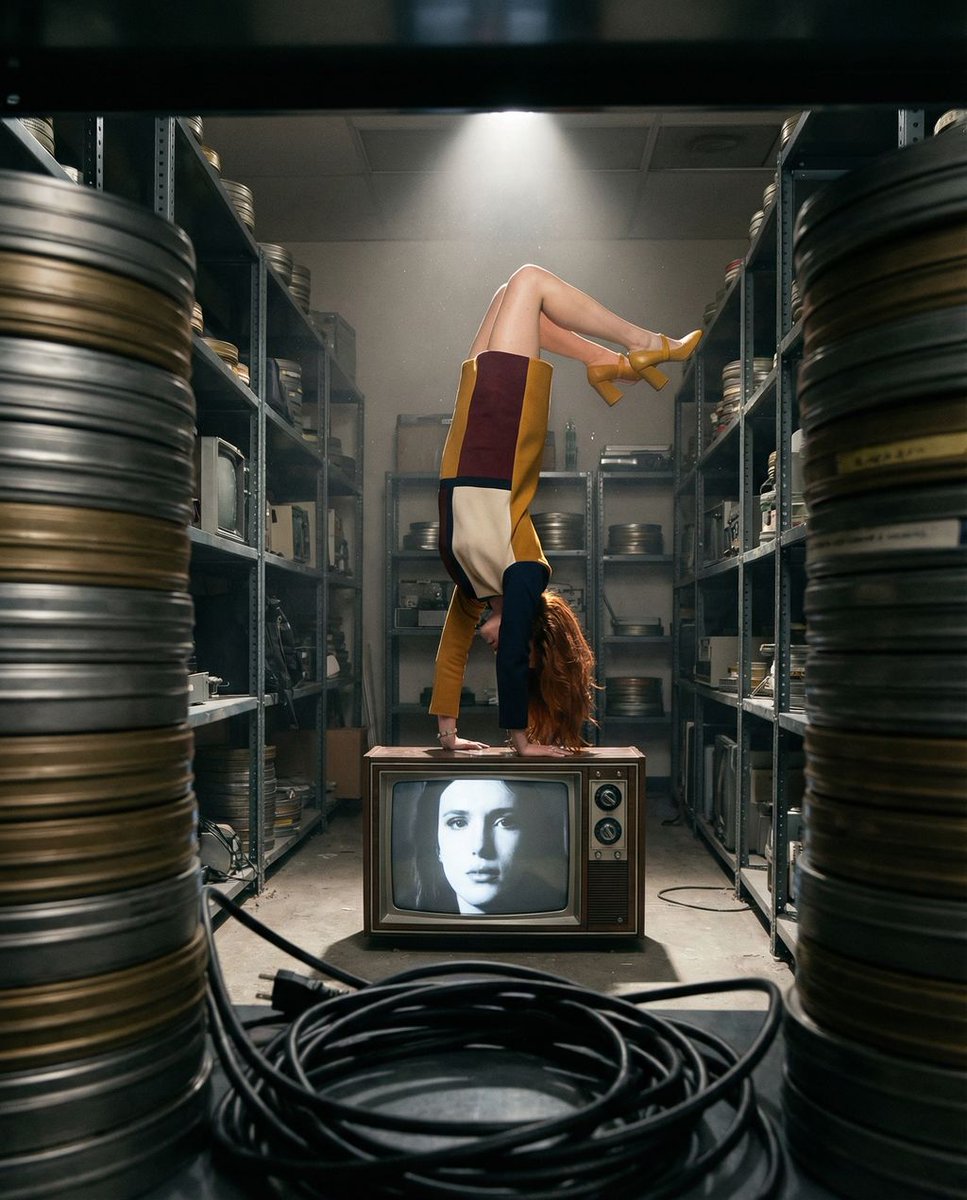 { "vibe_title_en": "The Inverted Gaze of the Reluctant Broadcast", "master_prompt": "一张超现…