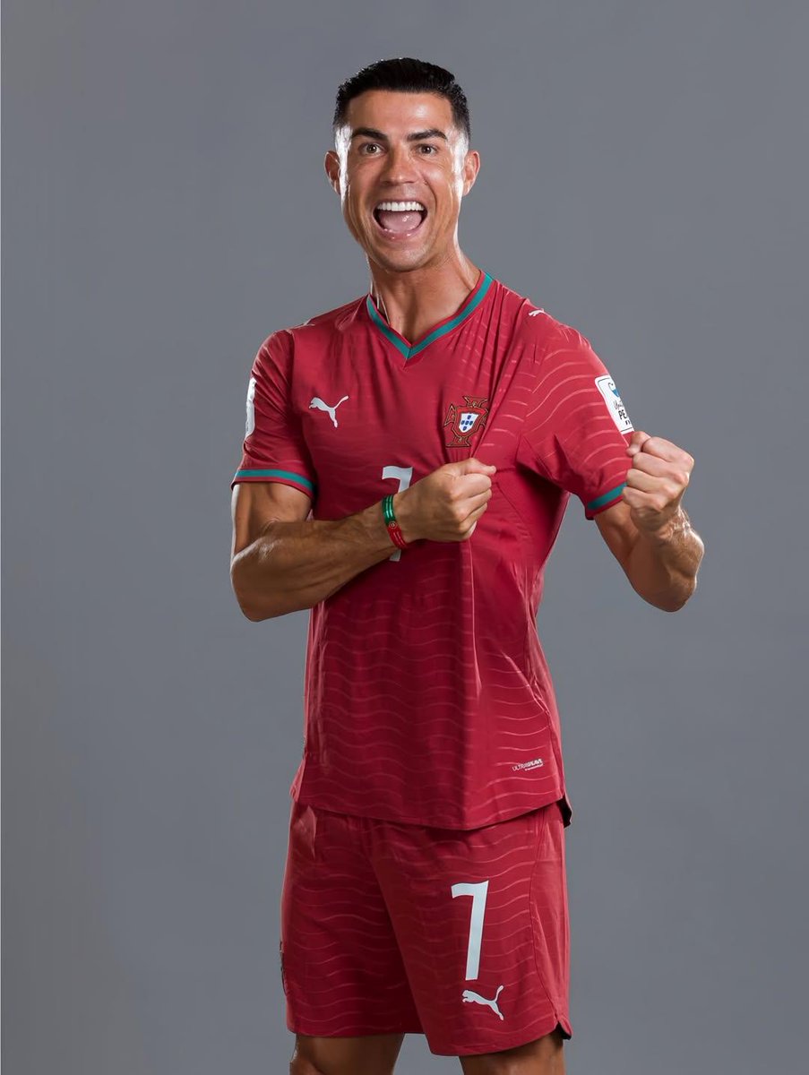 超写实克里斯蒂亚诺·罗纳尔多（Cristiano Ronaldo）肖像，身穿葡萄牙国家队球衣，7 号球衣，英雄般矗立在一座巨型足球场的中央，表情坚毅，冠军气场，头上方漂浮着一顶金…