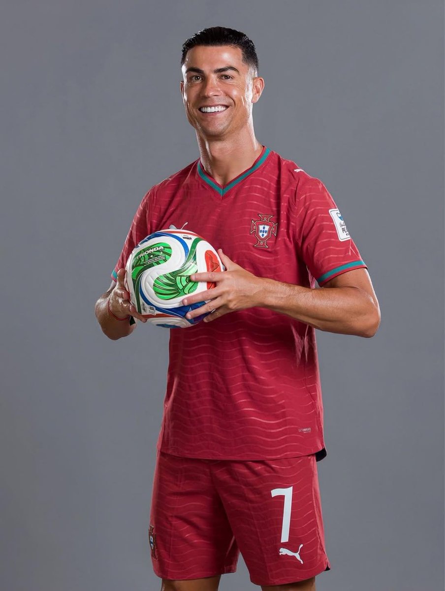 超写实克里斯蒂亚诺·罗纳尔多（Cristiano Ronaldo）肖像，身穿葡萄牙国家队球衣，7 号球衣，英雄般矗立在一座巨型足球场的中央，表情坚毅，冠军气场，头上方漂浮着一顶金…