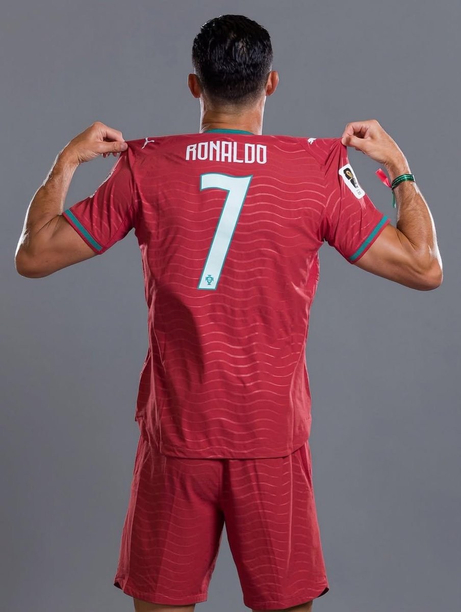 超写实克里斯蒂亚诺·罗纳尔多（Cristiano Ronaldo）肖像，身穿葡萄牙国家队球衣，7 号球衣，英雄般矗立在一座巨型足球场的中央，表情坚毅，冠军气场，头上方漂浮着一顶金…