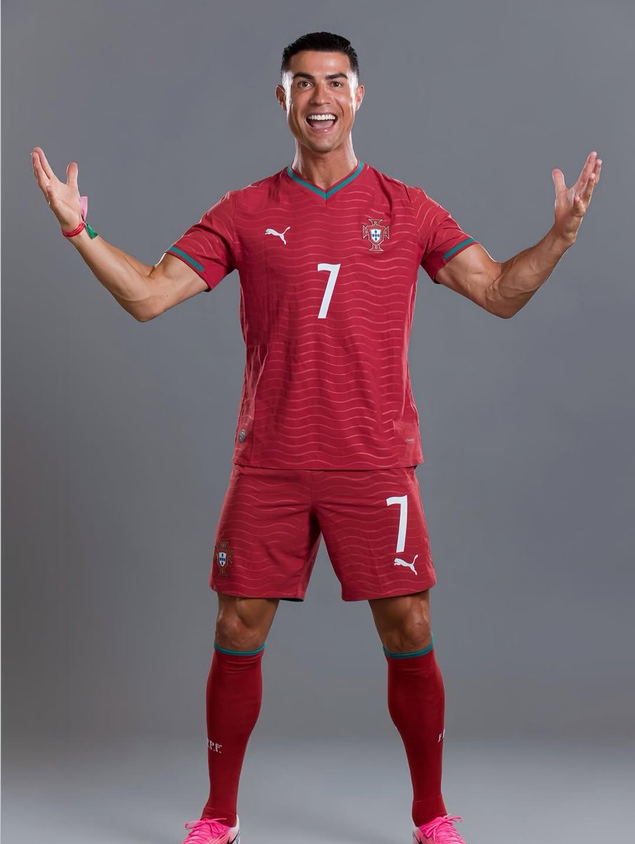超写实克里斯蒂亚诺·罗纳尔多（Cristiano Ronaldo）肖像，身穿葡萄牙国家队球衣，7 号球衣，英雄般矗立在一座巨型足球场的中央，表情坚毅，冠军气场，头上方漂浮着一顶金…