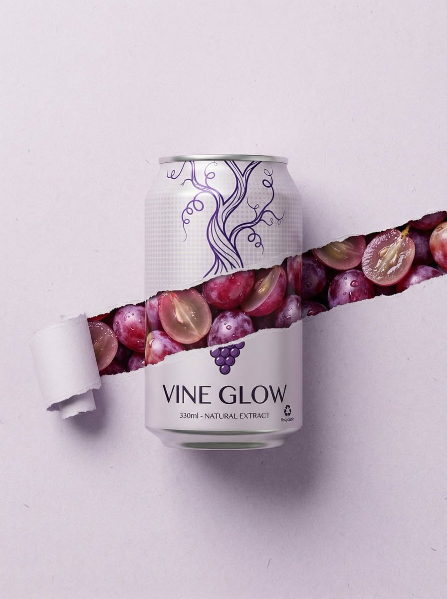 产品摄影:一只330毫升的铝罐,名为"VINE GLOW – Natural Extract",居中放置在干净的浅灰色影棚背景前。罐身装饰有精致的紫色藤蔓线条插画。一道戏剧性的水…