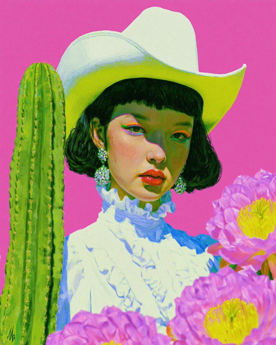 一幅女性肖像画,她头戴白色牛仔帽,身穿白色褶边上衣,黑色头发,妆容大胆,背景是鲜艳的粉色。她佩戴着大型闪亮的耳环。在前景中,她的左侧立着一棵高大的绿色仙人掌,她的右侧和图像下半部…