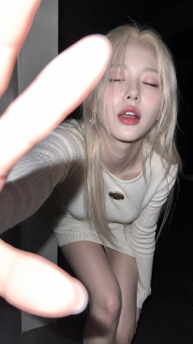 { "subject": { "description": "一名18岁以上的年轻成年女性，室内近距离闪光灯特写肖像。她向镜头前倾，营造出一种自然的自拍式瞬间…