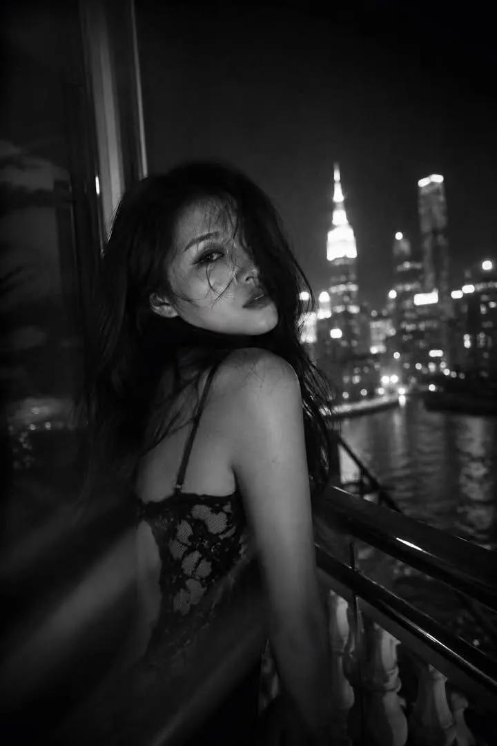 创作永恒的黑白电影感人像，运用戏剧性光效、胶片颗粒、情感氛围以及标志性的编辑美学。黑白光影色彩，胶片质感，人物质感，独特视角，一位[美丽的人物]，搭配[特定的…