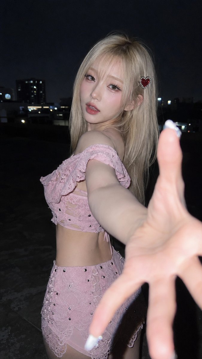 https://t.co/SJnVfMlgGT 一张 9:16 竖版近距离直闪人像，拍摄于夜晚户外，或靠近屋顶 / 停车场边缘。背景为深灰蓝至近乎纯黑，远处仅…