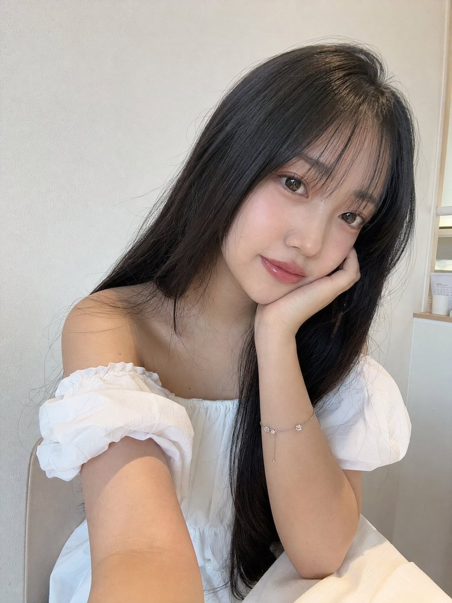 美丽的年轻日本女孩,长着丝般柔顺的黑色长发,柔和的刘海修饰脸庞,肌肤白皙透亮,自然的玫瑰色脸颊,粉润光泽的嘴唇,淡雅的日常妆容。身穿优雅的白色一字肩衬衫,佩戴精致的银色手镯,一只…