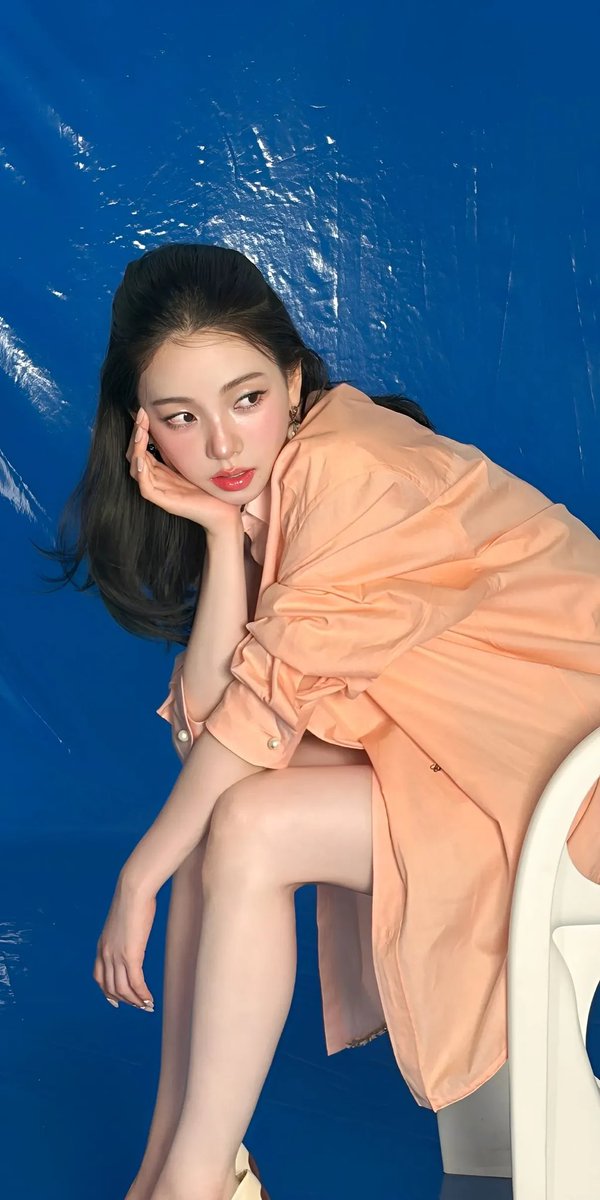 高端时尚编辑大片美妆广告,画面中是一位优雅的东亚女性模特,拥有无瑕瓷器般肌肤、水润自然的双唇、柔和的蜜桃色腮红以及细腻的微翘眼线。利落短款黑色波波头发型,搭配轻盈碎刘海。她身穿一…