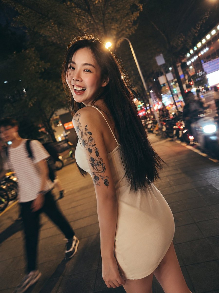 超写实夜晚街头人像提示词（3:4） 创作一张超写实的 candid 夜景街头人像：一位年轻漂亮的东亚女性在热闹的城市人行道上行走。她留着柔顺笔直的乌黑长发，皮肤白皙透亮，面部线条…