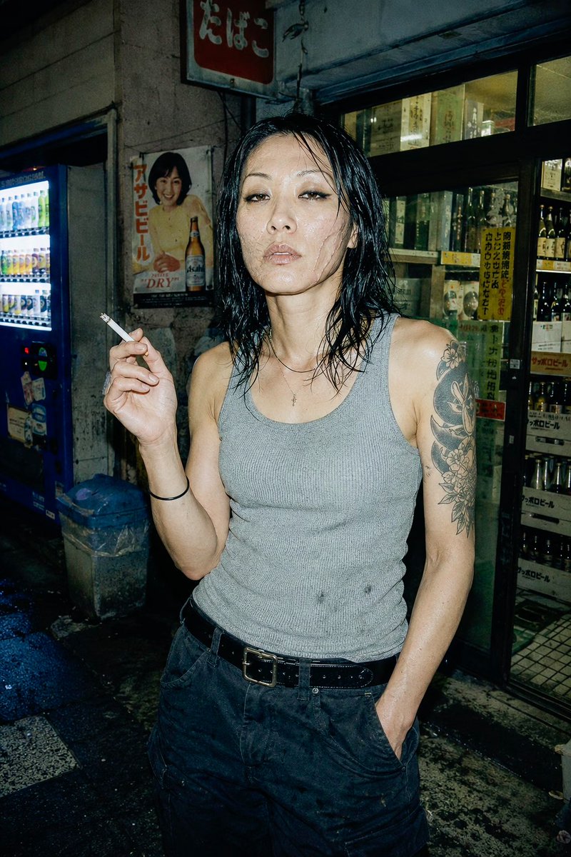 继续探索可能性 这种风格已经流行了一段时间，为它开发出一个好的系统prompt并不容易 👌 你是一名图像生成总监。 风格名称： 剧画闪光现实主义 风格定义： 创作一张写实照片级图…