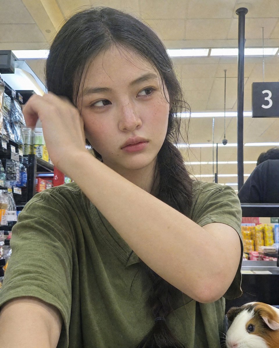 { "prompt": "意外的前置摄像头拍摄，原本就没打算拍。2016年左右的平价安卓手机。镜头干净无遮挡——画面从边缘到边缘都很清晰，没有漫射，没有雾感…