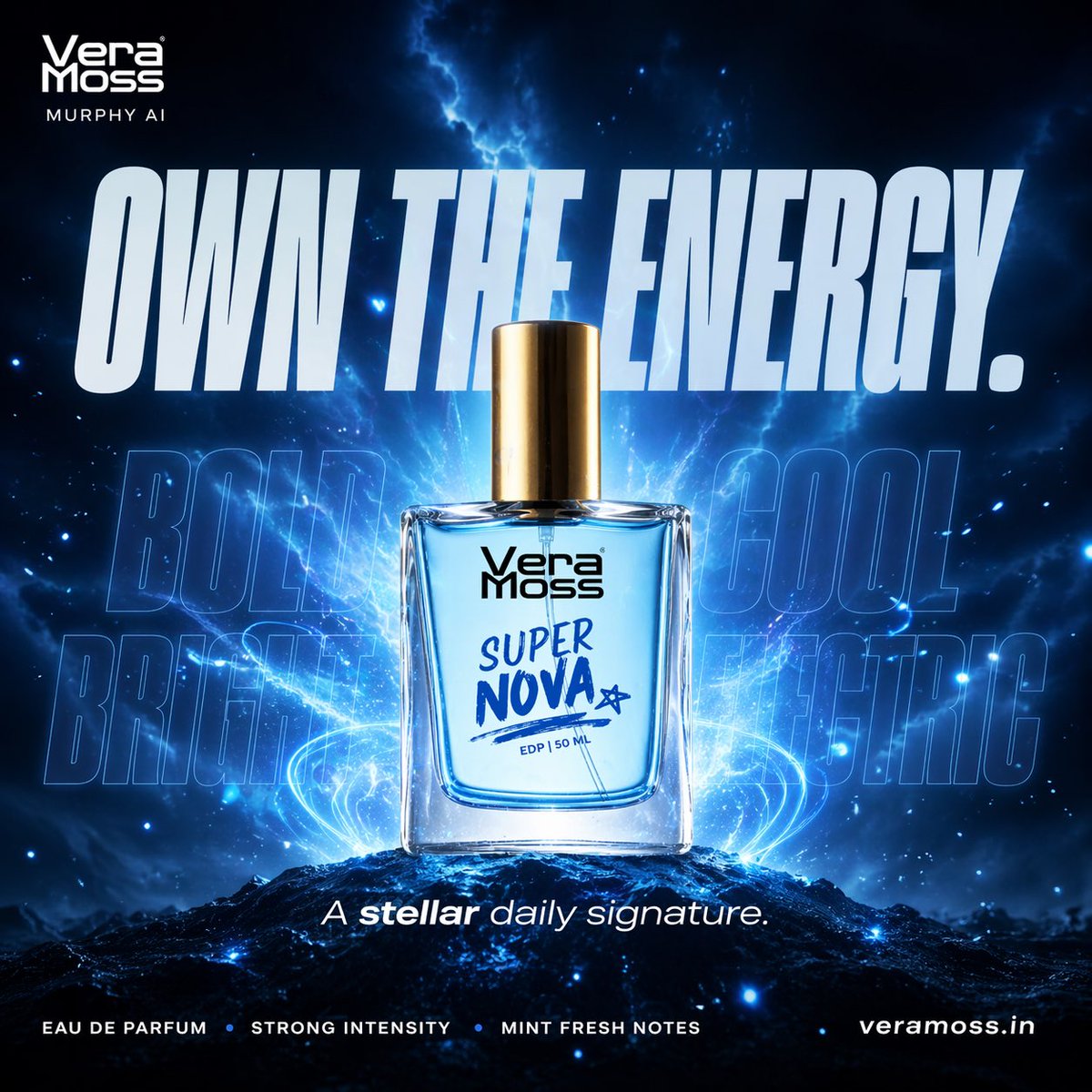 https://t.co/iwaQ4Gl9Qc 为 Vera Moss 香水(Eau De Parfum)创作一系列超写实电影级商业广告牌,高端香氛广告,极致抛光的奢华质感,4…