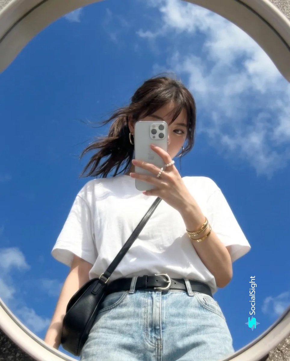 创建图像：使用所附图像作为主要面部参考，同时保留可识别的身份本质、面部比例、自然的不对称性、面部和谐感、自然的面部特征以及真实的面部纹理。 一张极度运动模糊、柔和梦幻的高级早期2…