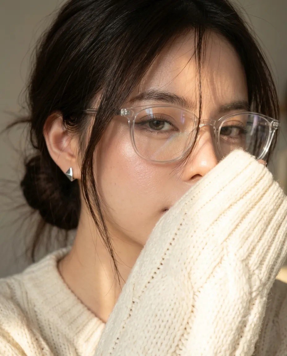 创建图像：以所附图像作为主要面部参考，同时保留可识别的身份本质、面部比例、自然的不对称性、面部和谐感、自然的面部特征以及真实的面部质感。 一张极强运动模糊、柔和梦幻的优质 200…