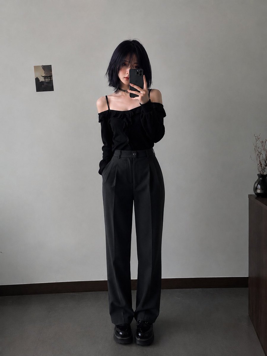 柔和极简风格的人像肖像:一位年轻女性,留着光滑的深紫黑色波波头与细长的碎刘海,刘海部分遮住一只眼睛,她轻轻地将一朵白色雏菊花举在唇前。苍白瓷器般的肌肤上带着淡淡自然的红晕,深灰绿…