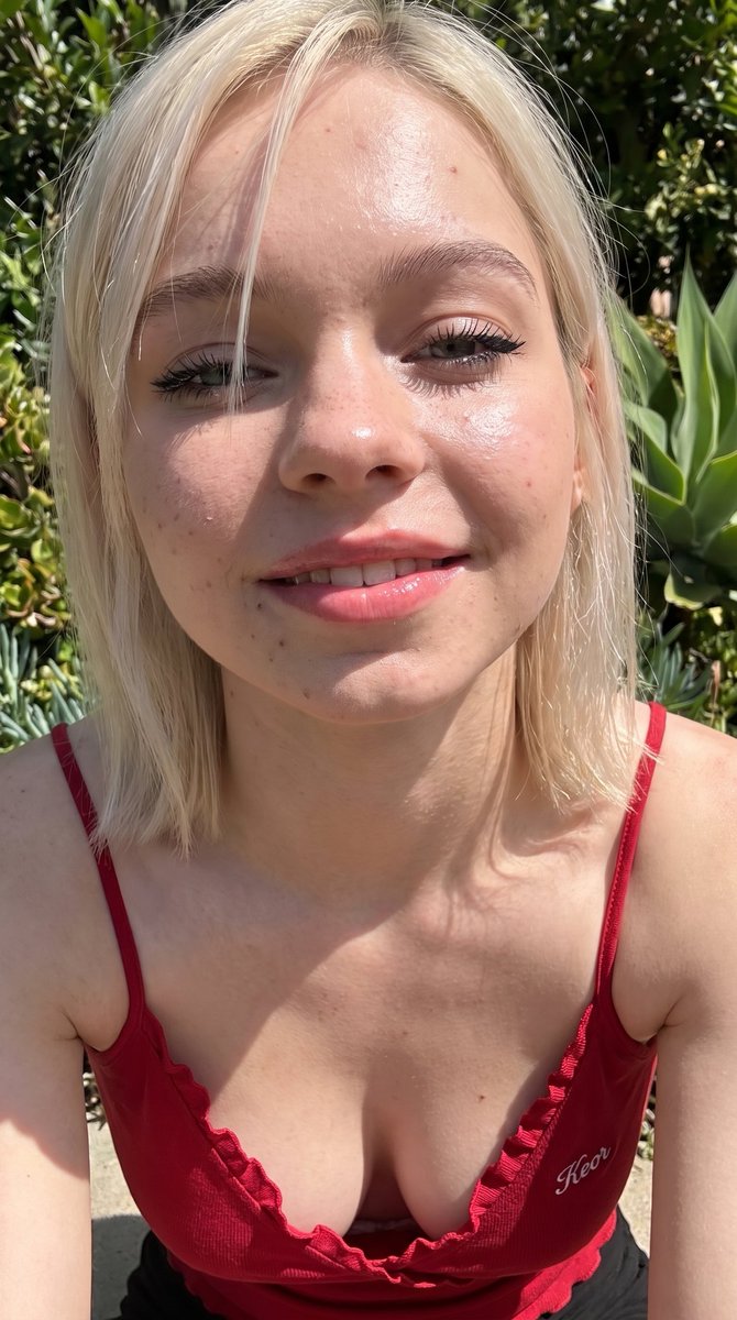 Emma Myers 真人版般的照片级超特写自拍,白皙至中等偏浅肤色,保留自然肌肤纹理,可见毛孔,被阳光直射后在额头、鼻尖、脸颊和下巴产生强烈高光的油亮水光肌,铂金色直发齐肩长…