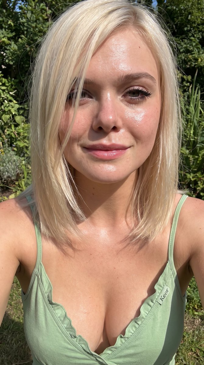 Emma Myers 真人版般的照片级超特写自拍,白皙至中等偏浅肤色,保留自然肌肤纹理,可见毛孔,被阳光直射后在额头、鼻尖、脸颊和下巴产生强烈高光的油亮水光肌,铂金色直发齐肩长…