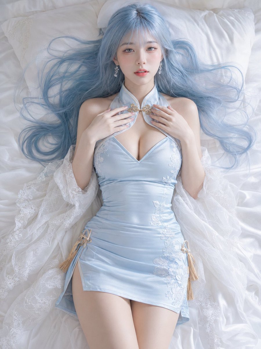 蓝之魅姬私房人像照 📷 GPT- image 2 提示词 👇 一张柔和梦幻的俯视摄影作品，镜头正上方朝下拍摄，俯瞰一位惊艳动人的年轻东亚女性，她二十岁出头，仰面躺在一张铺着白色丝…