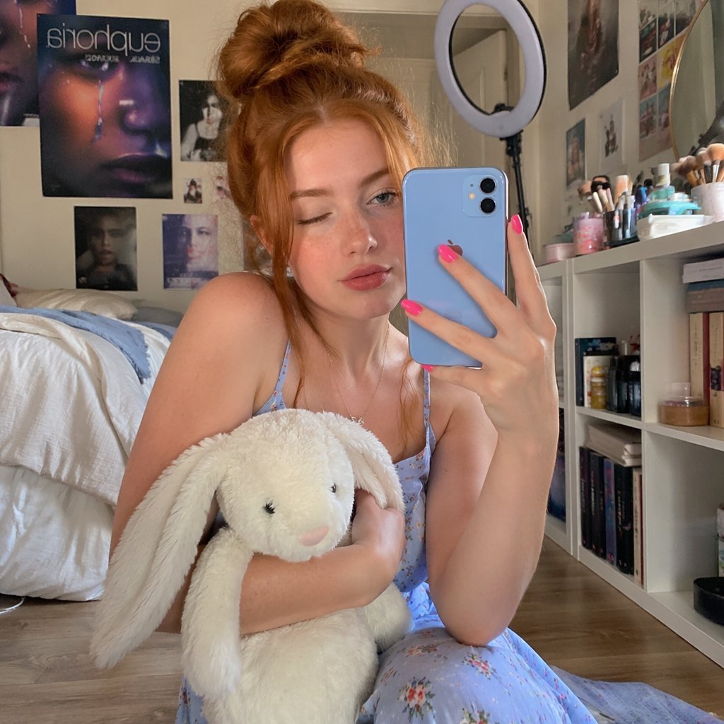 https://t.co/yof3q9vRym 写实风格肖像：Sadie Sink 侧身躺在一块带有图案的地毯上，场景设定在一间温馨的卧室中，风格类似亲密的…