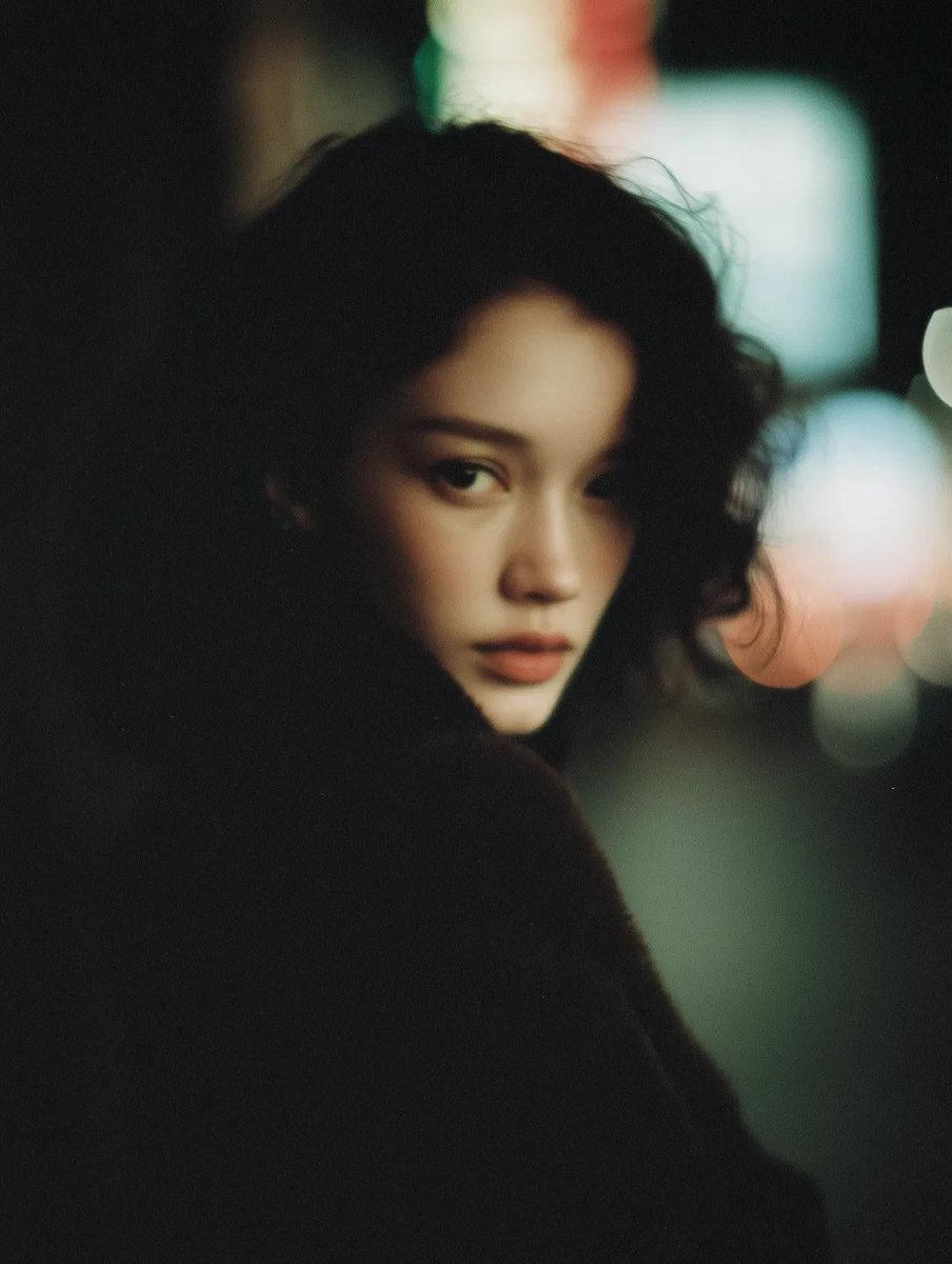 https://t.co/BcQxNtbEaZ 紧凑的编辑风格人像:一位年轻女性,留着短而深色微卷的头发,拥有自然的肌肤质感,包括柔和的雀斑。妆容保持极简,表情平静而中性。将她置…
