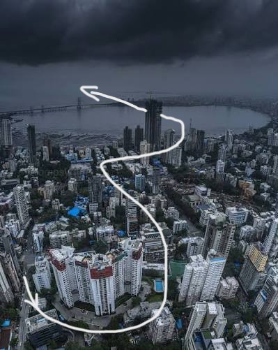参考说明：以所附的 @ Image 1 图片作为完全一致的首帧、城市布局、天际线、风暴氛围、海面位置、桥梁位置以及航拍构图参考。图中白色线条仅为摄像机飞行路径…