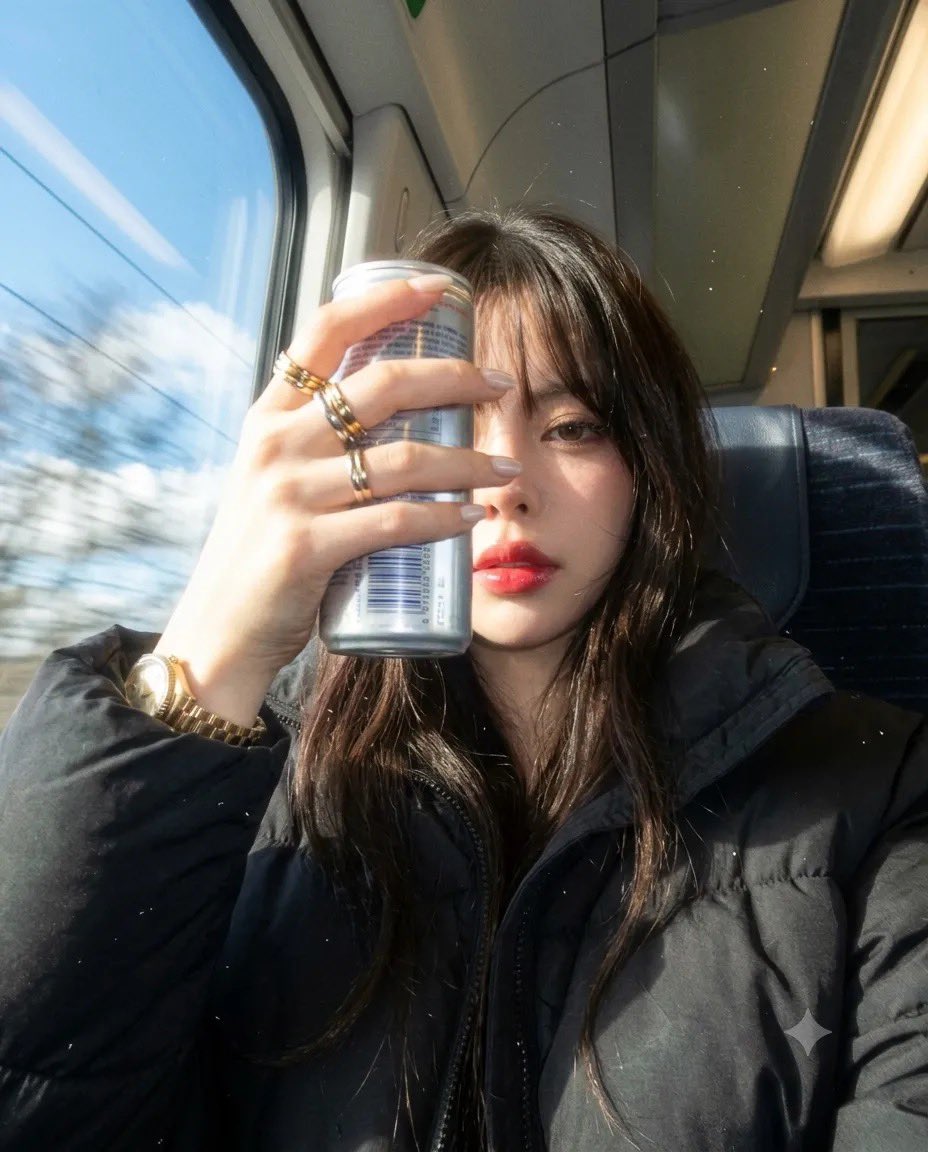 https://t.co/6iQMj3UM1g 一幅电影感的时尚人像照，镜头中是一位年轻女性，留着利落的齐下巴黑色波波头，皮肤如瓷般光滑，妆容是自然的玫瑰色魅力妆容，双唇丰盈水润…