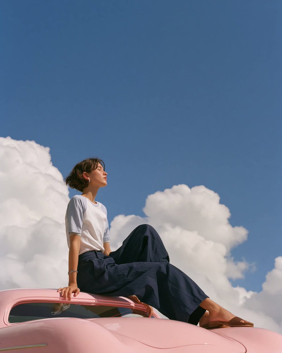 https://t.co/Rprj4INEps 柔和、梦幻般的编辑风格时尚照片：一位极简主义年轻女子优雅地倚靠在一辆复古粉彩粉色保时捷 356 的车顶上。以大胆的低角度视角拍摄…