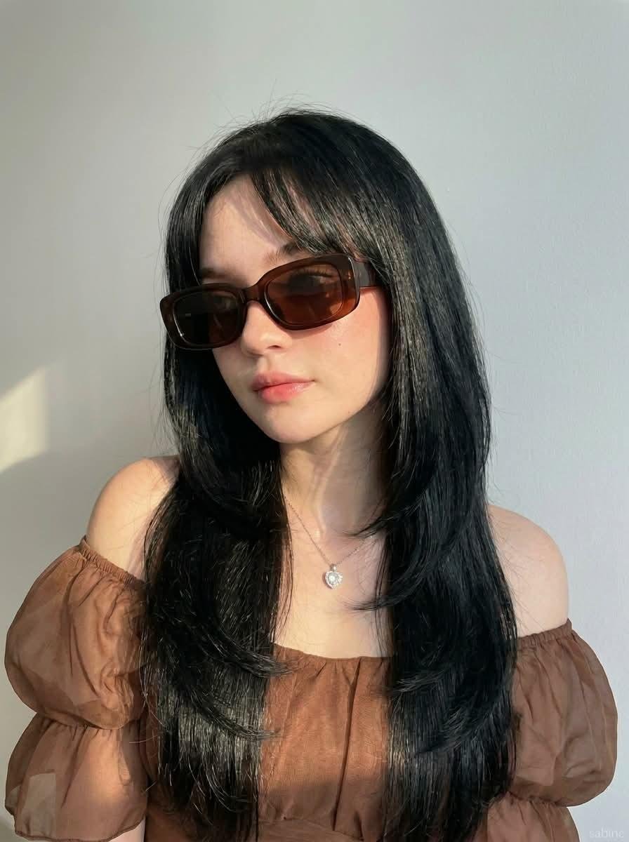 超写实特写肖像:一位美丽的年轻女子在室内,站立于一面干净极简的浅灰色墙壁前,墙上无任何装饰,柔和的清晨自然阳光从左侧透过窗户洒入,在她面部与肩膀上形成温暖的金色高光,营造出细腻的…