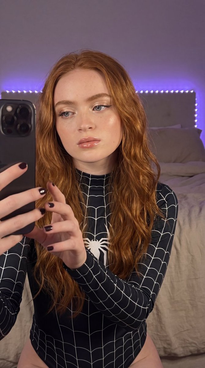 温馨的夜晚，紫色灯光，带一点超级英雄能量。🕸️💜✨ 萨迪·辛克🩷 由 https://t.co/xuFnGLBo3v Nano Banana Pro 制作🖤…