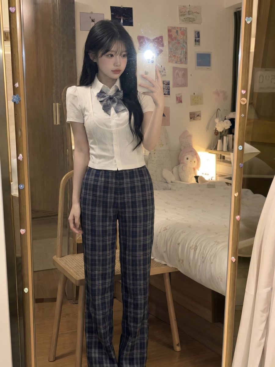 使用 GPT image 2 创建 提示词 一位美丽的年轻东亚女性坐在一间夜间温馨卧室里的简易木椅上，拍摄超写实的智能手机镜面自拍。她有着丝般顺滑的黑色长直发，柔和的平刘海，白皙…