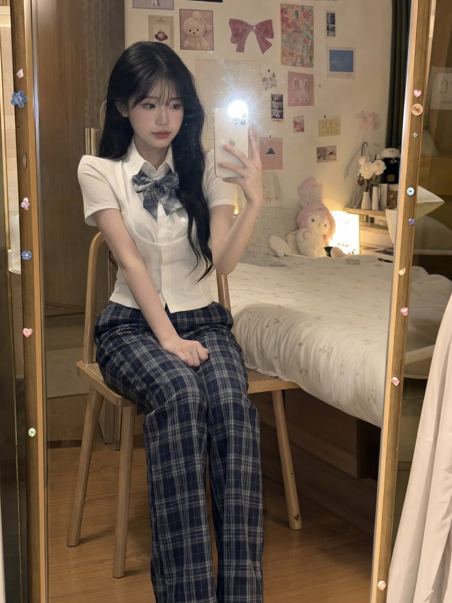 使用 GPT image 2 创建 提示词 一位美丽的年轻东亚女性坐在一间夜间温馨卧室里的简易木椅上，拍摄超写实的智能手机镜面自拍。她有着丝般顺滑的黑色长直发，柔和的平刘海，白皙…