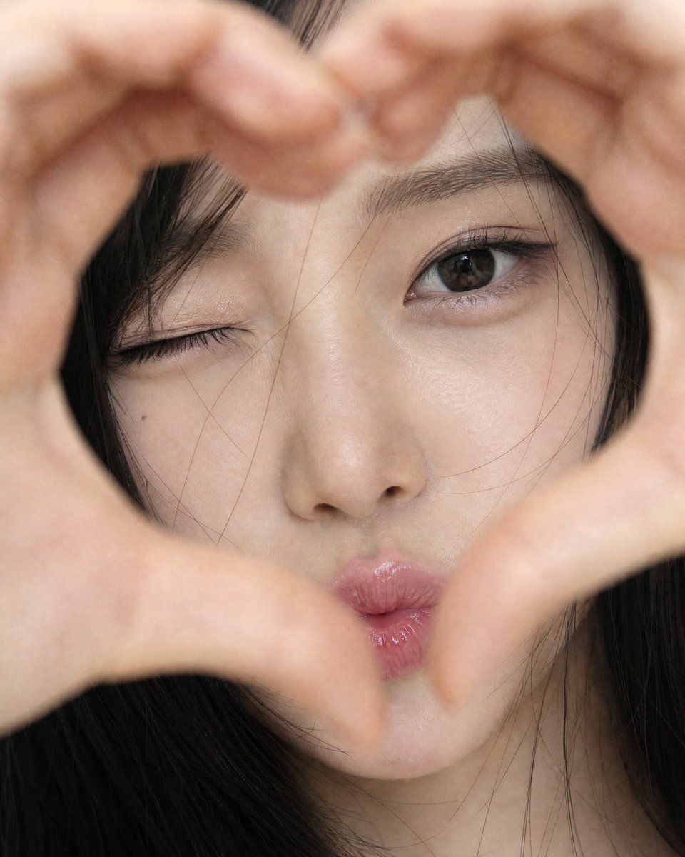 { "aspect_ratio": "4:5", "subject": "成年东亚女性", "style": "照片写实风格,柔和俏皮的 selfie 自拍,胶片般的柔润感"…