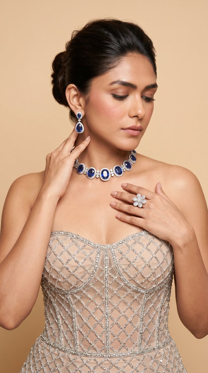 周日宝莱坞名人派对氛围 Tamannaah Bhatia、Kiara Advani 与 Mrunal Thakur Nano Banana Pro via @ImagineArt…