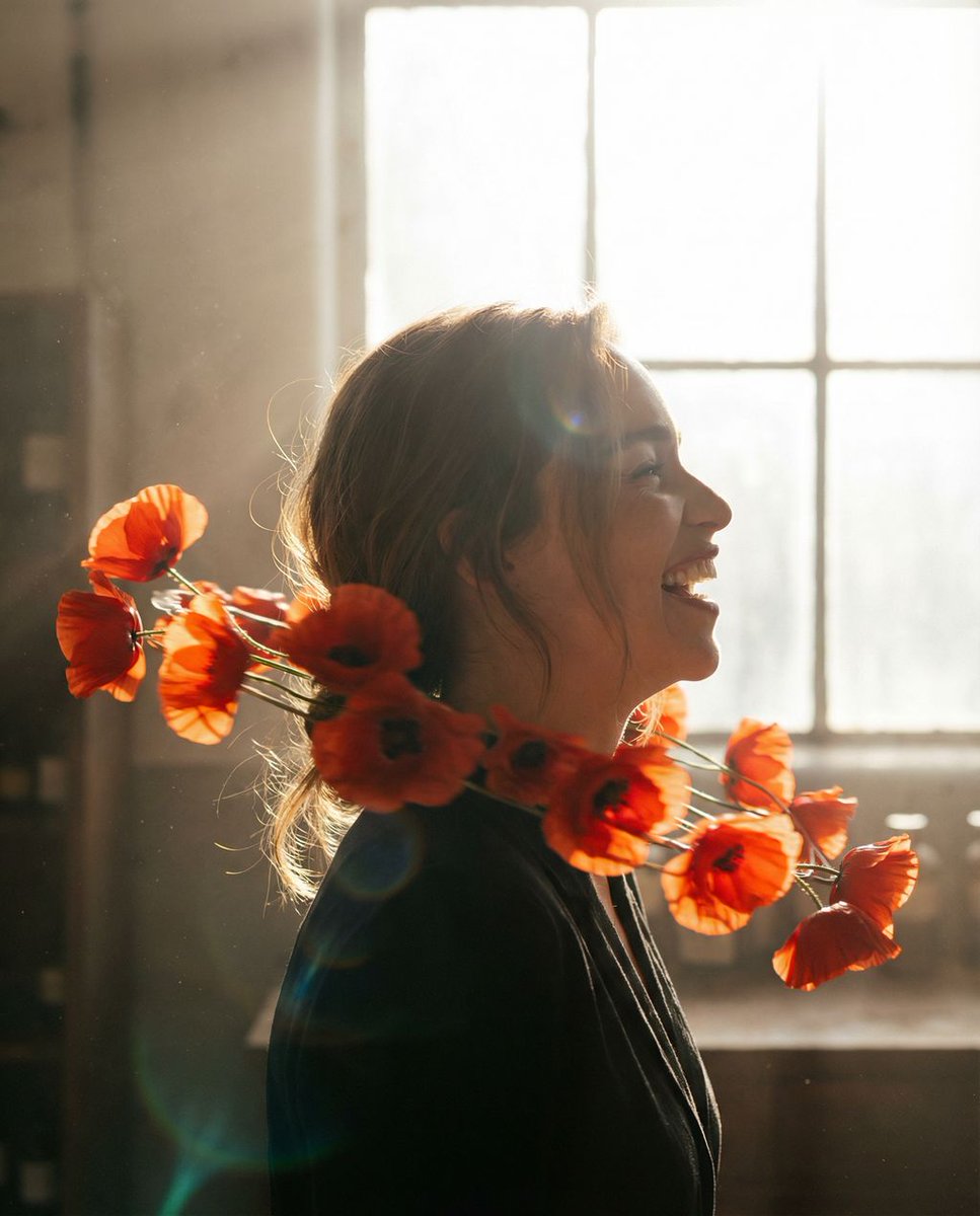 { "vibe_title_en": "Kinetic Botanical Echo", "master_prompt": "一张超写实电影感侧脸抓拍,主角(…