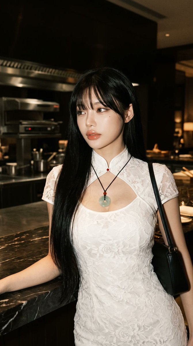 超写实肖像:一位优雅的年轻东亚女性,夜晚站立在一家豪华现代餐厅内。 她拥有一头柔顺如丝的乌黑长发,带有柔和的齐刘海,笔直的发丝垂至腰下;瓷白细腻的肌肤带有微微的自然光泽;精致的杏…