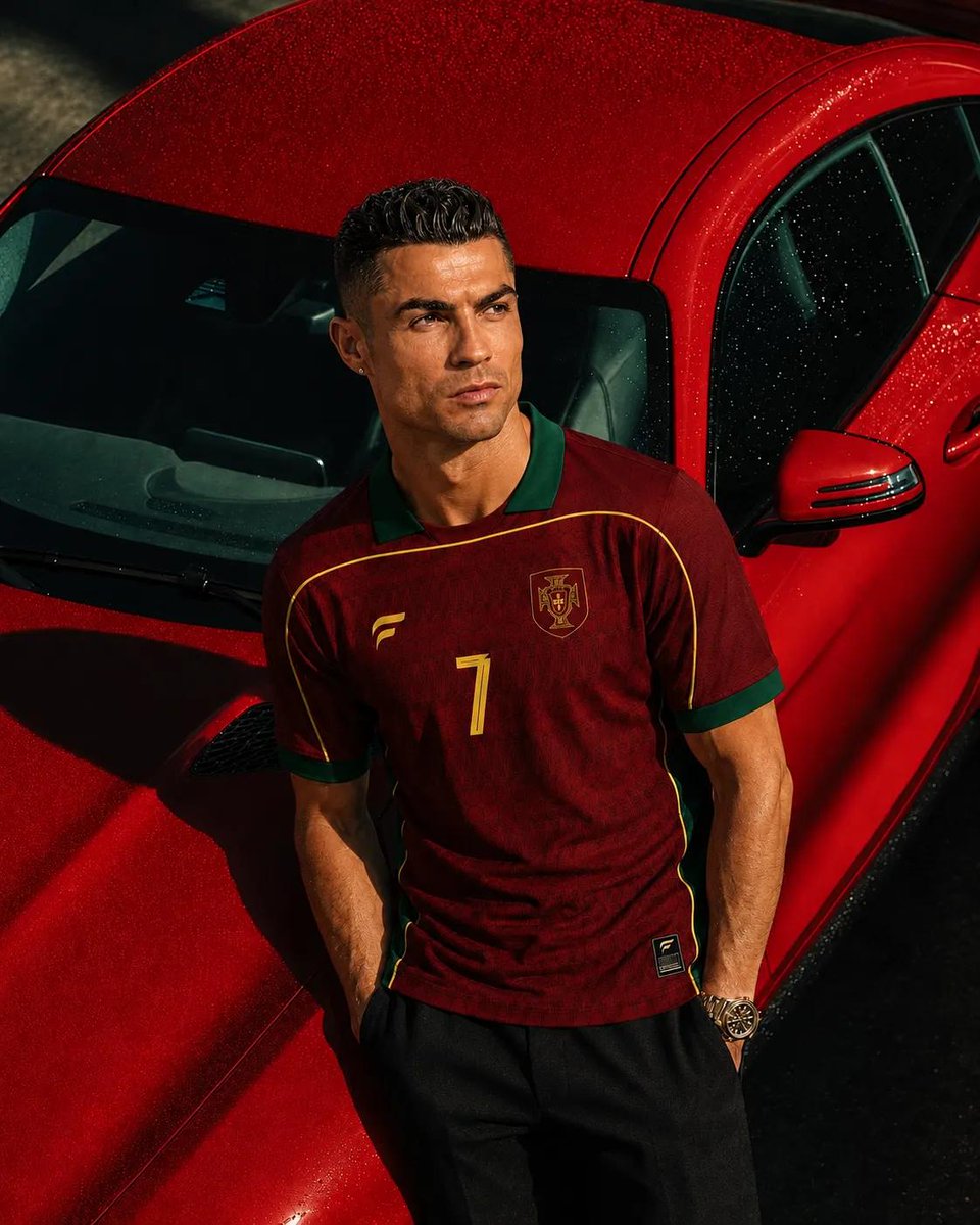 超写实奢华运动时尚大片，主角为克里斯蒂亚诺·罗纳尔多（Cristiano Ronaldo），保留其标志性的面部特征、运动体型、利落发型与自信气质。他身穿一件高…