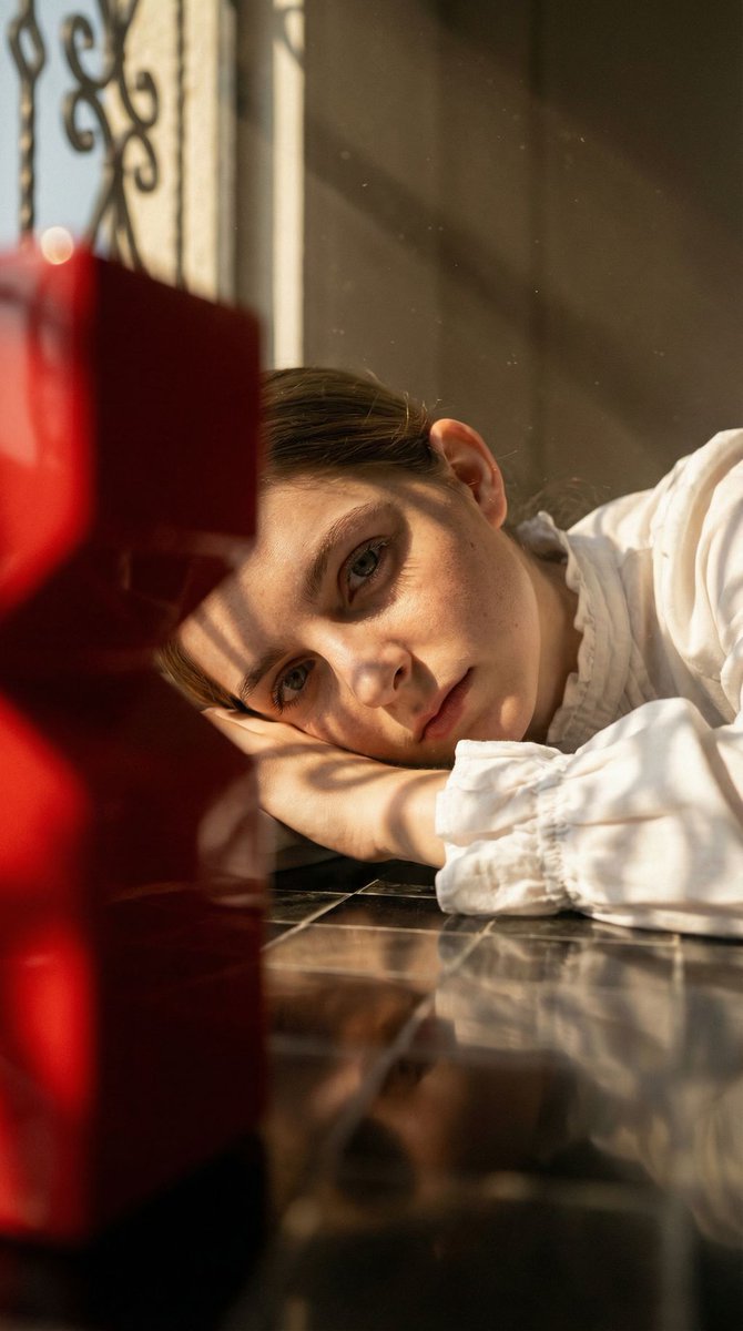 { "vibe_title_en": "The Crimson Gambit", "master_prompt": "A cinematic, surreal close-up…