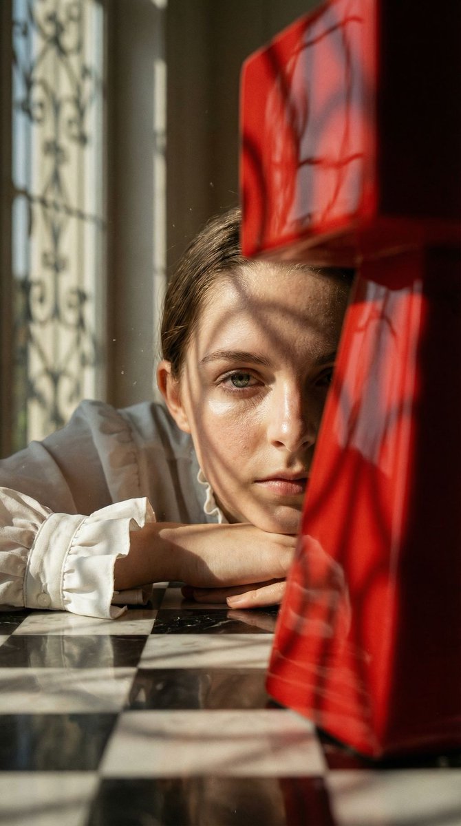 { "vibe_title_en": "The Crimson Gambit", "master_prompt": "A cinematic, surreal close-up…