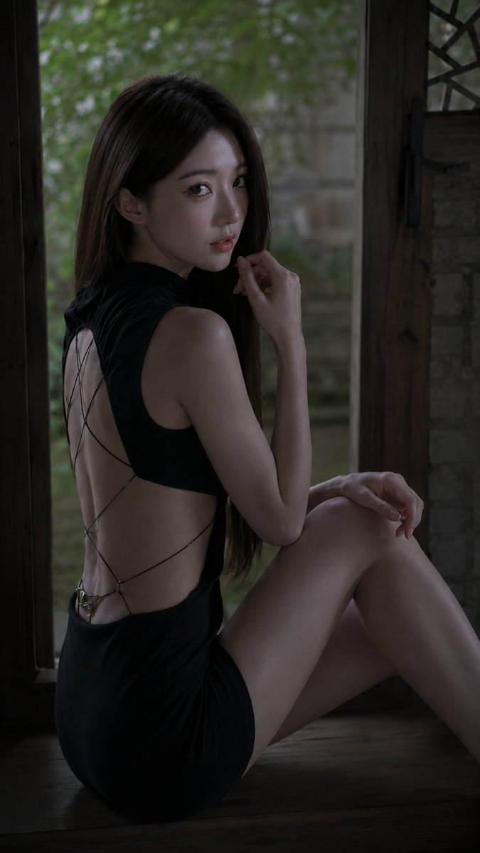 创作一幅写实的竖幅室内时尚大片肖像,描绘一位21岁以上的东亚成年女性,她坐在昏暗复古室内深色木质窗台上。她位于画面中心偏左的位置,画面从大腿上部到头部,身体侧身/背对镜头,脸部越…